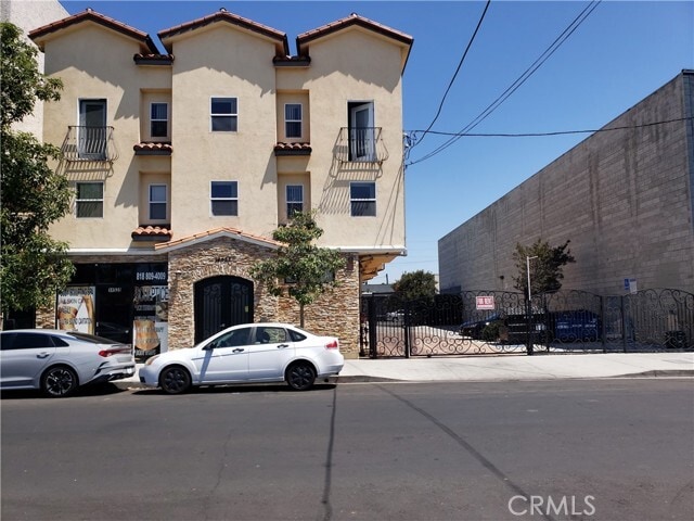 Building Photo - 14537 Archwood St Unit 302