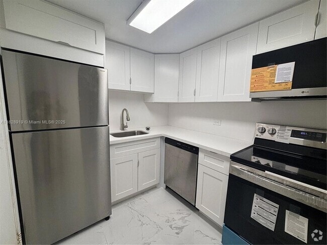 Building Photo - 905 Brickell Bay Dr Unit 1823 Rental