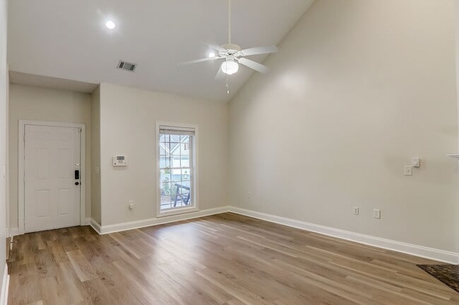 Photo - 893 W Pointe Dr