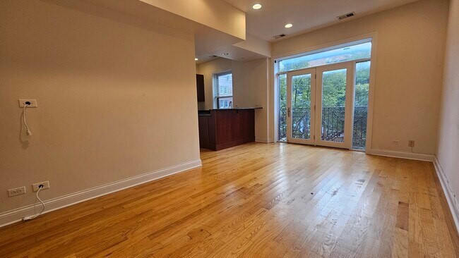 Photo - 3337 N Halsted St