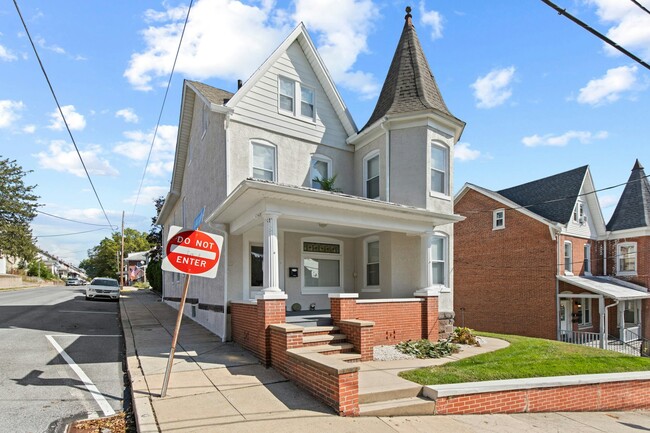 Building Photo - 17 N Church St Unit 2ND Floor Rear