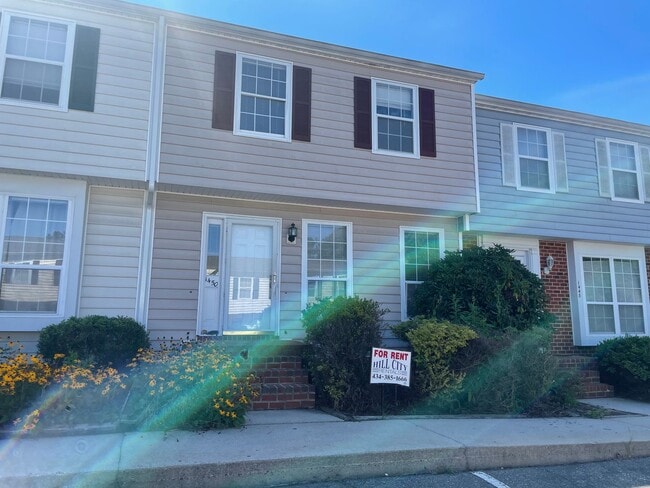 Building Photo - Townhome off Wiggington Road