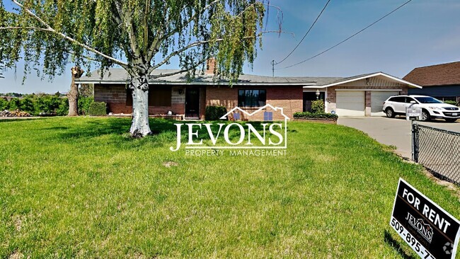 Building Photo - Inviting 2-bedroom with a fully fenced lar... Rental