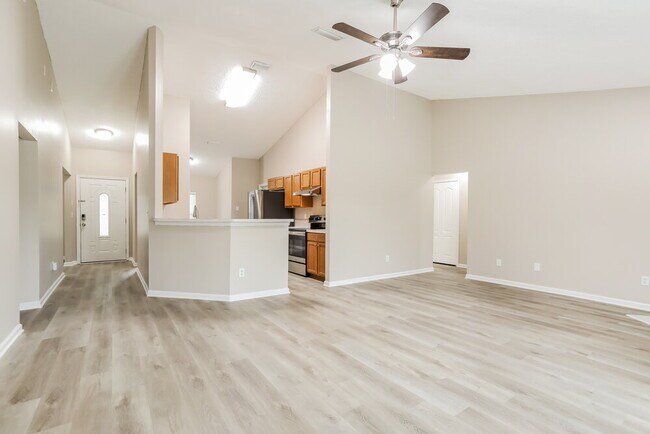 Photo - 909 Mackinaw Trail