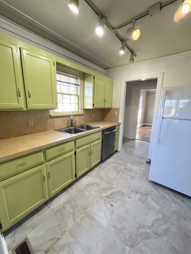 Photo - Large 3 Bed 1 Bath