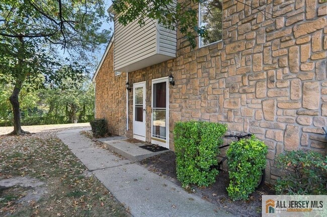 Photo - 5 Farnham Square