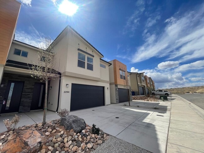 Building Photo - Beautiful Townhome! Washer and dryer included.