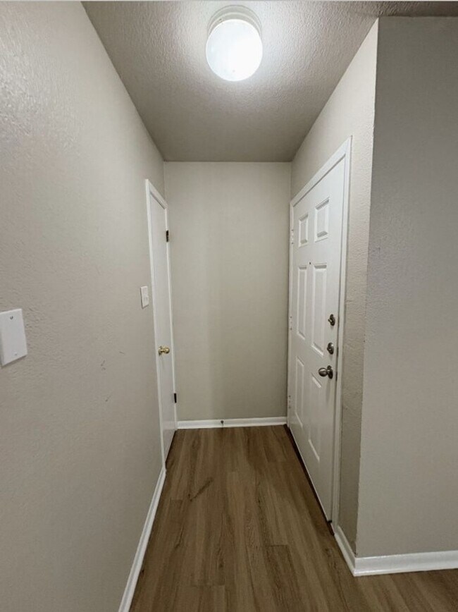 Photo - 204 W Mockingbird Ln Unidad D