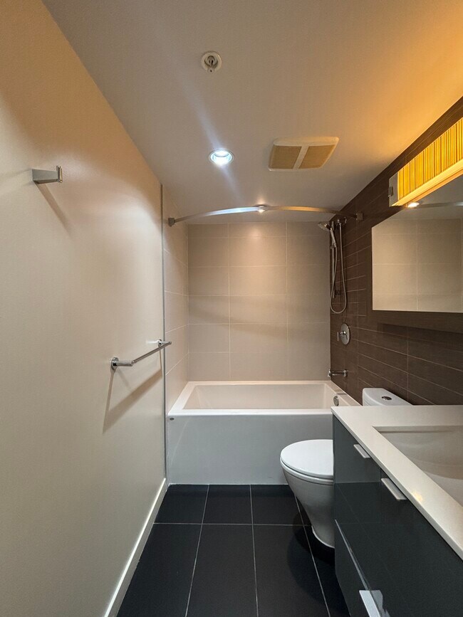 Photo - 161 W Georgia St