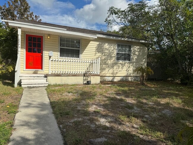 Building Photo - Fenced in four bedroom house near beautiful Gulfport