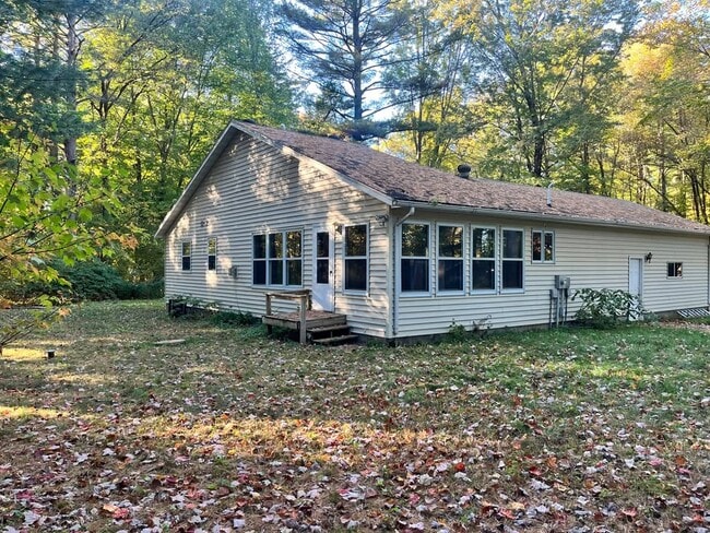 Patio interior - 2184 13 12 1/2 Ave