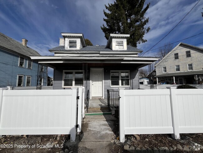 Building Photo - 909 Battle St Rental