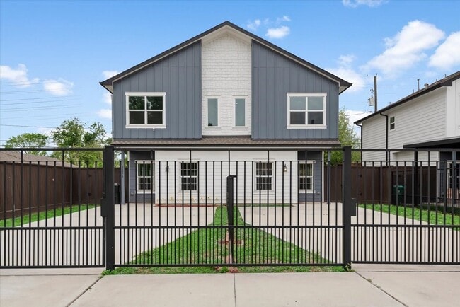 Photo - 2202 Lynnfield St