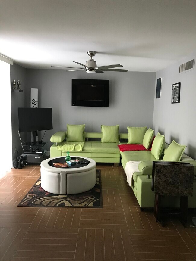 Photo - 1301 S Howard Ave Unidad C21