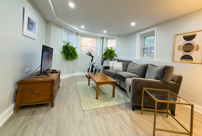 Living Area with TV and exercise bike - 952 N Hoyne Ave Unit 4