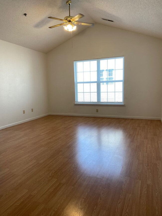 Photo - Condominium in FoxPointe