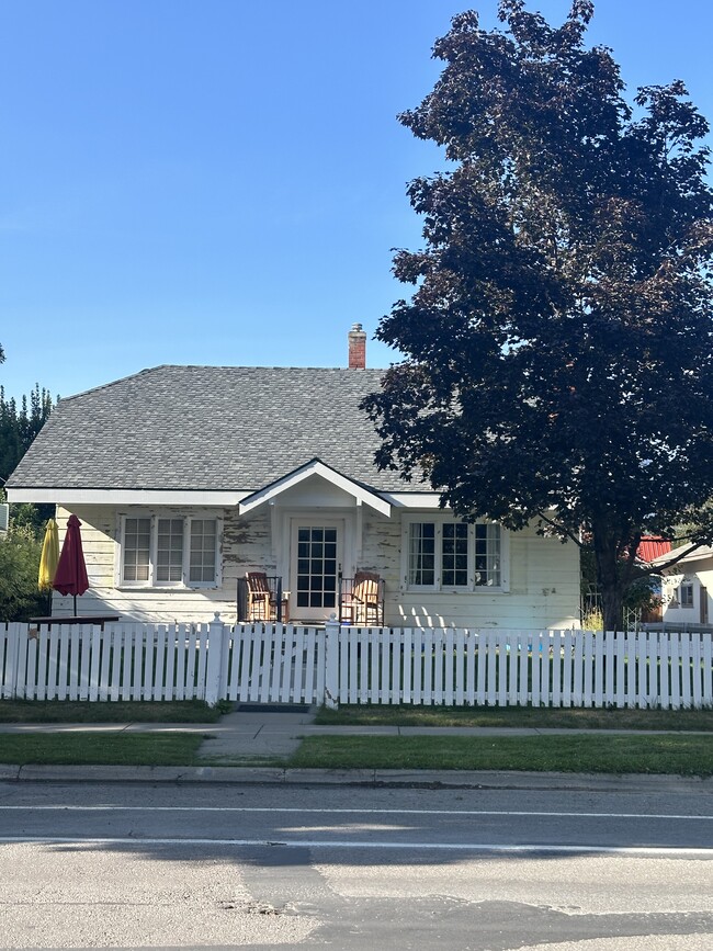 Building Photo - 734 E 2nd St