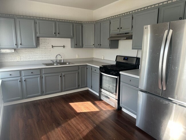 Building Photo - Spacious Home in the heart of Kenosha