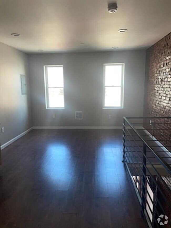 Building Photo - 1864 E Cornwall St Unit 2nd Floor Rental