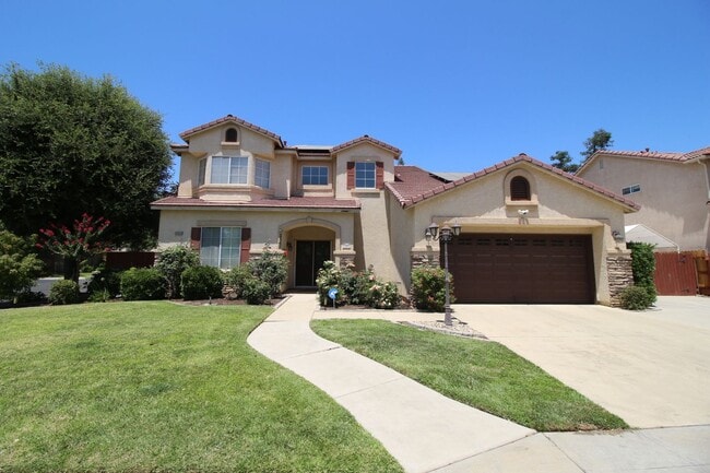 Building Photo - Cute Two-Story Home With Pool & RV Parking