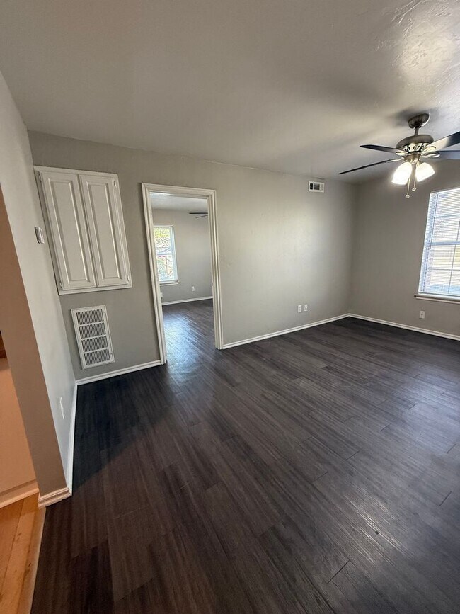 Photo - Charming 1-Bedroom, 1-Bath Apartment with ... Unidad 13