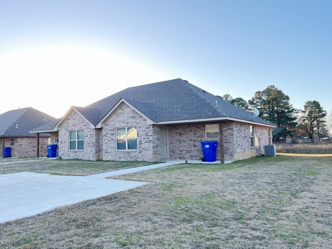 Building Photo - Charming 2bd 2ba Close to the Silo Schools Rental