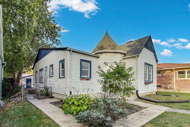 Photo - 5244 E 10th St