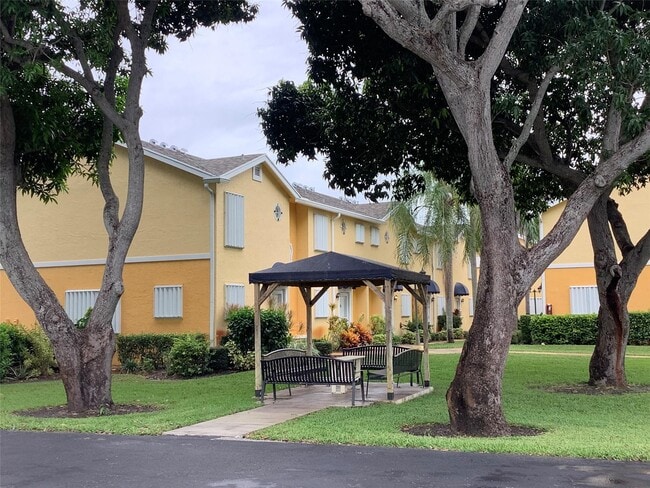 Photo - 423 Waterside Cir