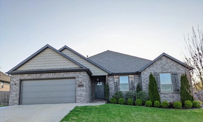 Photo - 700 Hawthorn Way