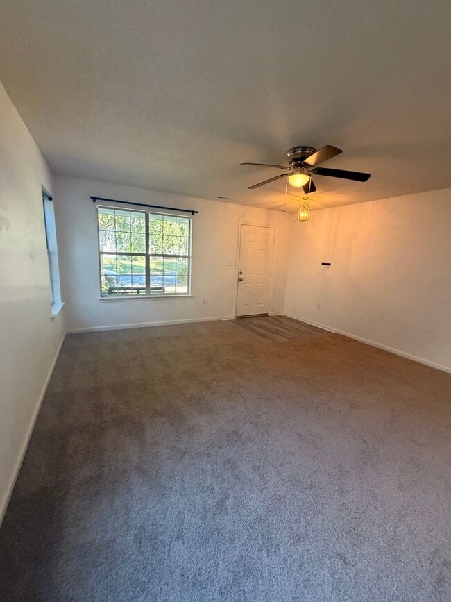 Photo - 325 Town Pointe Way