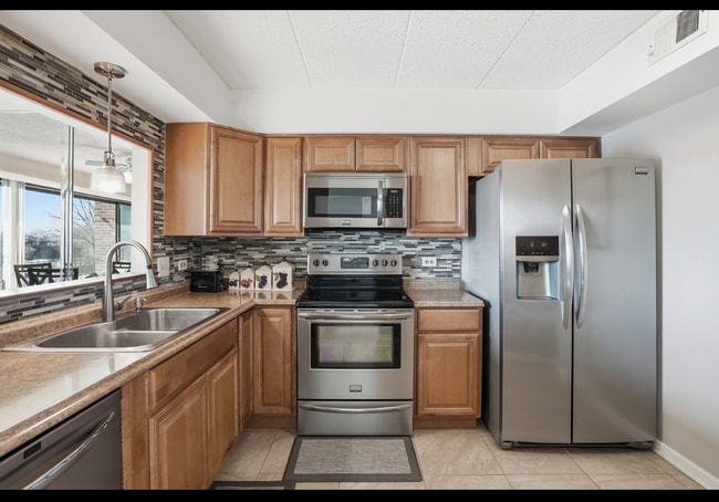 Photo - 19533 Lake Shore Dr Unit Lakeview Beauty