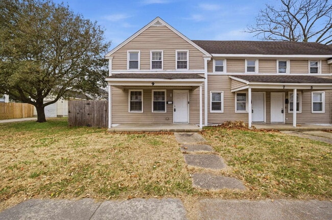 Building Photo - WOWZA!  BEAUTIFUL 4 BED, 2 FULL BATH TOWNHOME FOR RENT IN PORTSMOUTH!