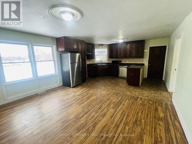 Photo - 1086 Lakeshore Rd