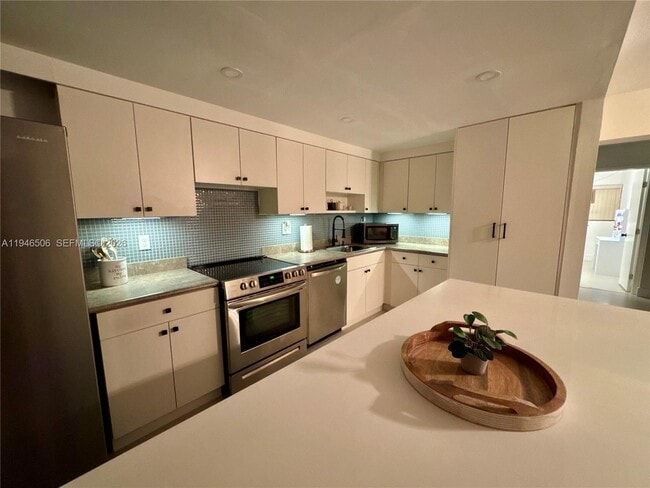 Building Photo - 14293 Kendale Lakes Cir