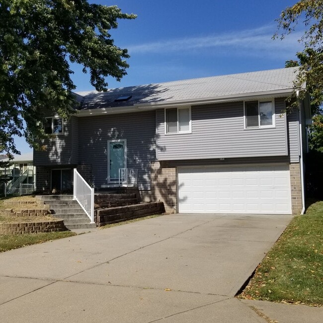 Building Photo - Spacious La Vista Home with Deck & Finishe...