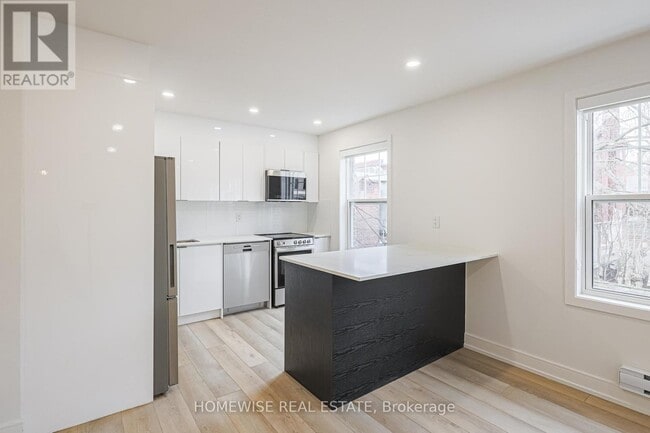 Photo - 383 Spadina Rd