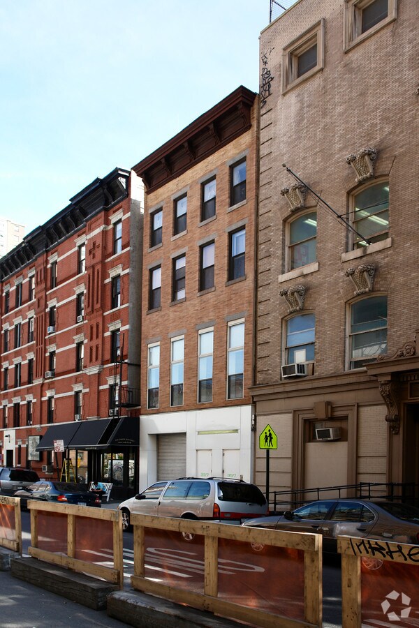 Photo - 357 W 17th St