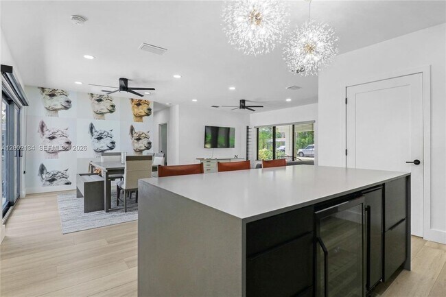 Photo - 811 NE 17th Ct