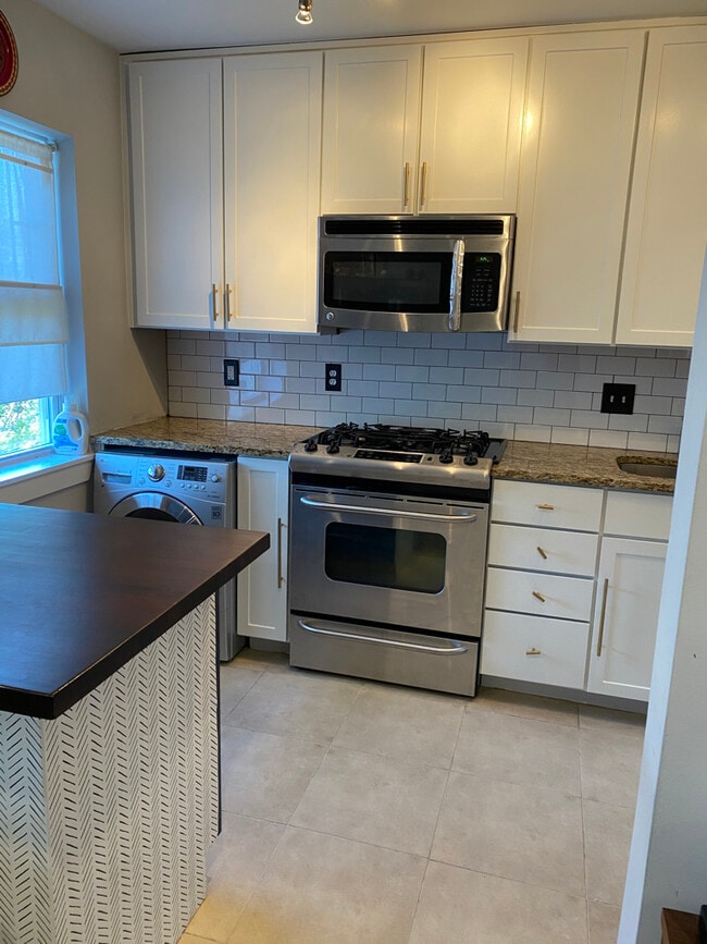 Kitchen - 912 Shepherd St NW Unit 204