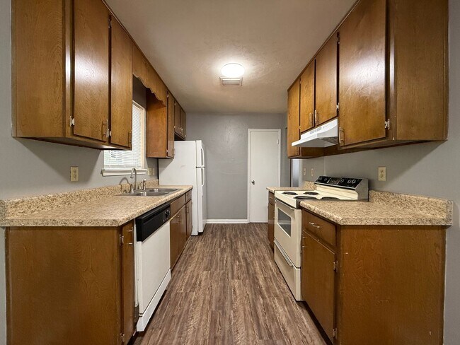 Photo - Downstairs unit of Mahan. Close to TMH. Unit A