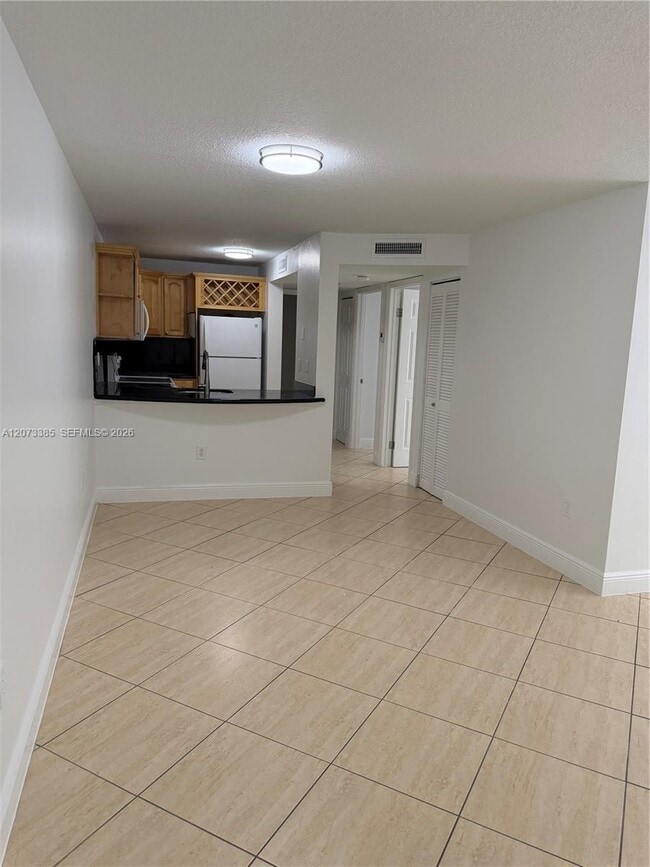 Building Photo - 210 SW 11th St Unit 204