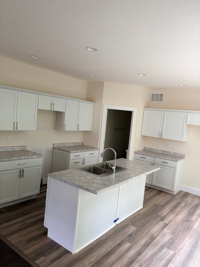0446-448 E 2nd Street