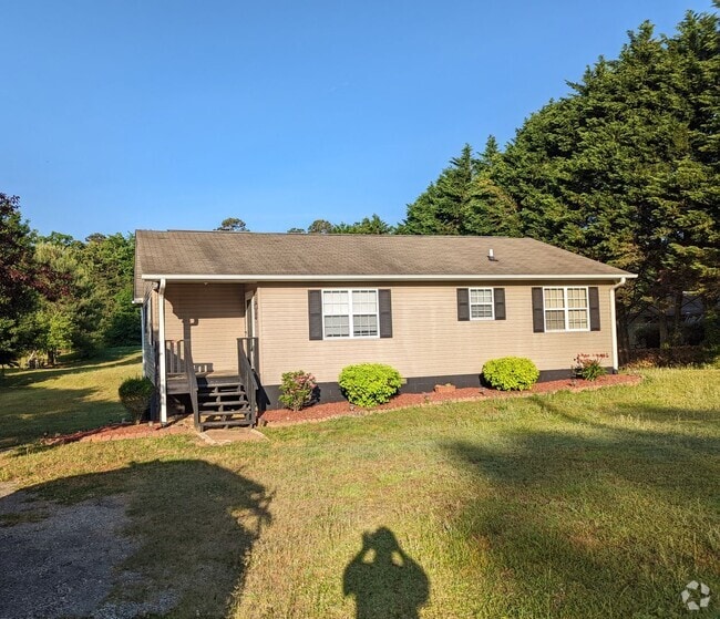 Building Photo - Available August 2025 | 3BR 1 BATH W/LAWNC... Rental