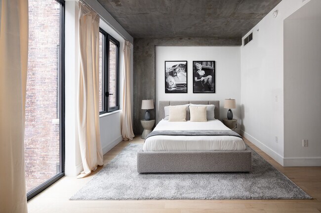 Bed room - Luxurious 2BD Penthouse (+Washer&Dryer, Roof)