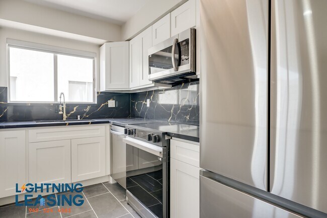 Building Photo - 1035 Hayworth Ave Unit 106 Rental