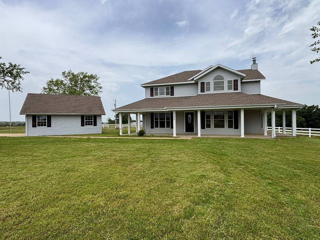 Large 3-Bedroom, 2-Bathroom Country Living... - Large 3-Bedroom, 2-Bathroom Country Living...