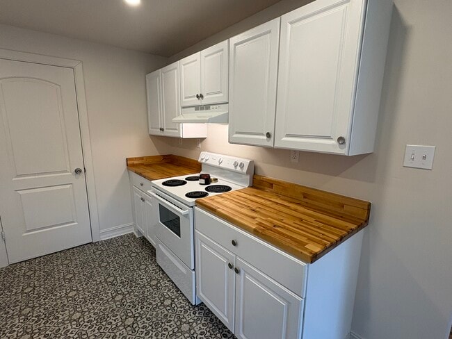 Full-size electric range and abundant counter space - 6035 Oakwood Ave