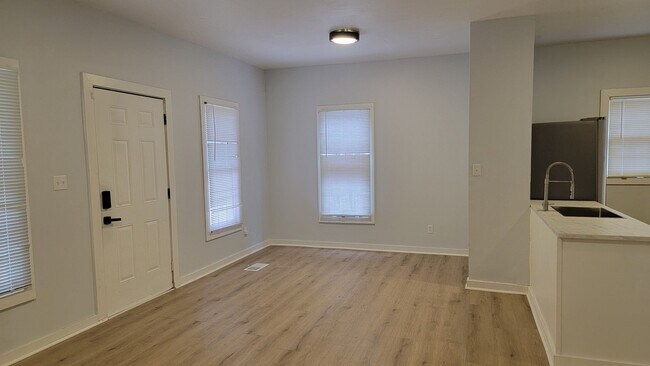 Photo - Don't Miss out On this Stunning - Modern D...