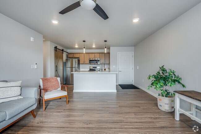 2 habitaciones, 2 baños - 948 pies cuadrados - Sala de estar - Legacy Creekside Apartments