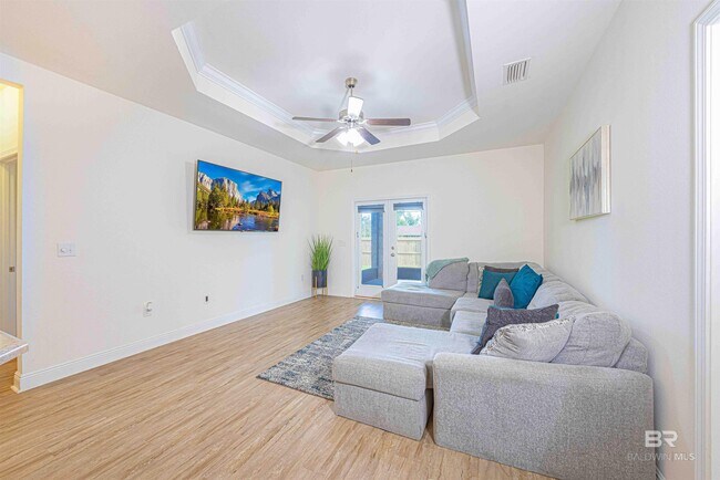 Photo - 1468 Surrey Loop